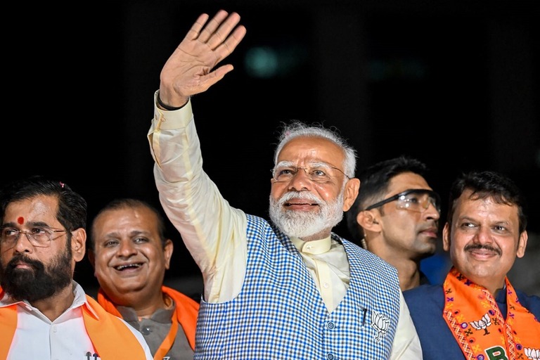 支持者らに手を振るインドのモディ首相＝５月１５日、インド・ムンバイ/Punit Paranjpe/AFP/Getty Images