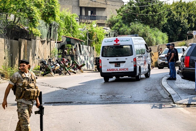 ベイルート近郊にある米大使館近くに救急車やレバノン軍兵士が配備される様子/Joseph Eid/AFP/Getty Images