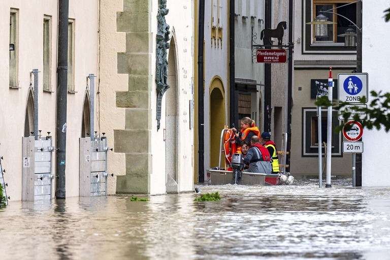 洪水が発生し救命ボートでの救助が行われた＝ドイツ南東部バイエルン州パッサウ/Armin Weigel/picture-alliance/dpa/AP