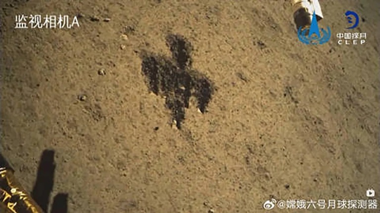 中国の月探査団が公開した写真には掘削された月の表面が写っている/Chang'e 6 lunar rover/Weibo
