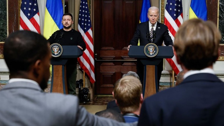 記者会見に臨む米国のバイデン大統領（右）とウクライナのゼレンスキー大統領＝２０２３年１２月、米首都ワシントン/Chip Somodevilla/Getty Images/File