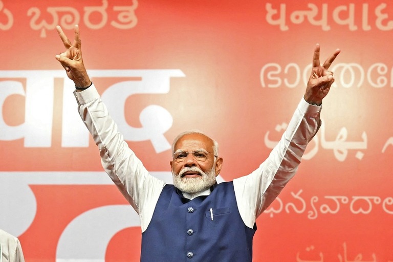 Ｖサインで勝利を祝うナレンドラ・モディ氏＝４日、ニューデリーのインド人民党（ＢＪＰ）本部/Sharma/AFP/Getty Images