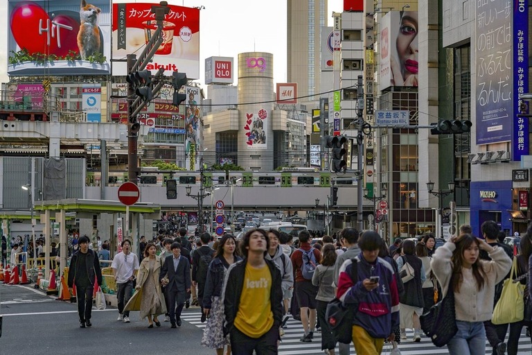 東京・渋谷区の交差点を渡る人々＝５月/Toru Hanai/Bloomberg/Getty Images