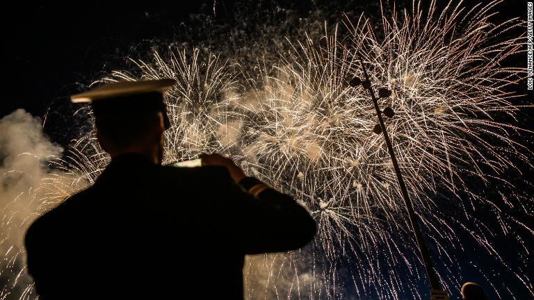 花火を眺める英国の兵士＝６日、仏アロマンシュ・レ・バン/Loic Venance/AFP/Getty Images