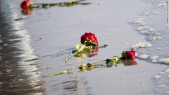 海岸に置かれた花。８０年以上前に亡くなった兵士にささげられている