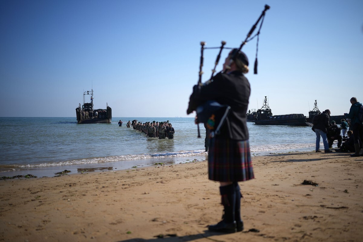 ノルマンディー上陸作戦の８０周年を記念してゴールドビーチに上陸するイギリス海兵隊＝６日/Christopher Furlong/Getty Images