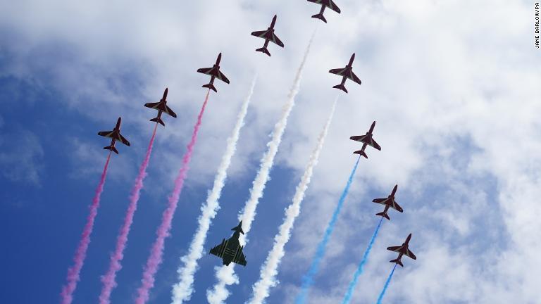 上空を飛行する英王立空軍アクロバットチーム＝６日、仏ベールシュルメール/Jane Barlow/PA
