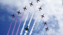 上空を飛行する英王立空軍アクロバットチーム＝６日、仏ベールシュルメール