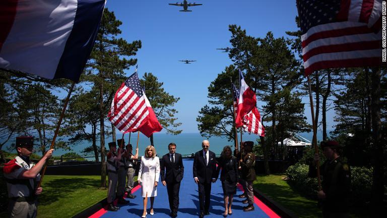 左からフランスのブリジット・マクロン大統領人とマクロン大統領、米国のバイデン大統領とジル・バイデン大統領夫人。Dデーの記念式典に到着した時の様子＝６日、仏コルビルシュルメール/Daniel Cole/AFP/Getty Images