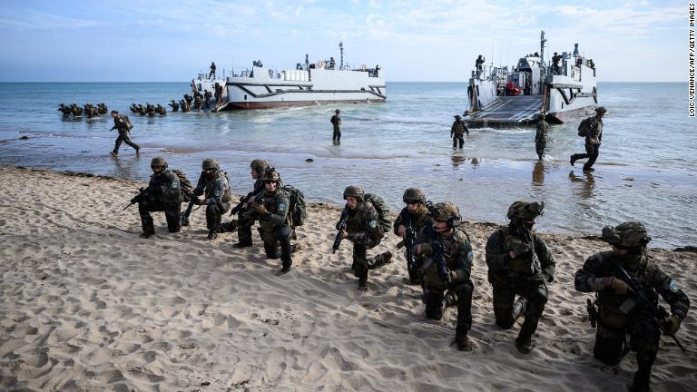 米国の揚陸艇から降りるフランス軍の部隊＝４日/Loic Venance/AFP/Getty Images