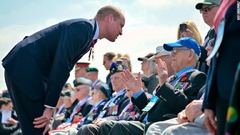 第２次大戦の退役軍人に話しかける英ウィリアム皇太子＝６日、仏クルルシュルメール