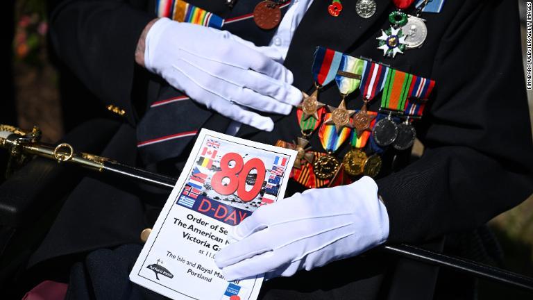 Ｄデーに参加した退役軍人、ケネス・スウェイン氏のメダル＝６日、英イングランド・ポートランド/Finnbarr Webster/Getty Images