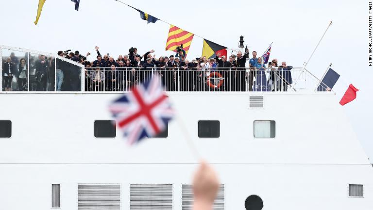 フランスでの式典に参加するため、Ｄデーの経験者がフェリーで英ポーツマスを離れる様子＝４日/Henry Nicholls/AFP/Getty Images