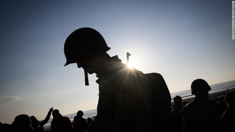 第２次世界大戦時代の服を着た男性/Loic Venance/AFP/Getty Images