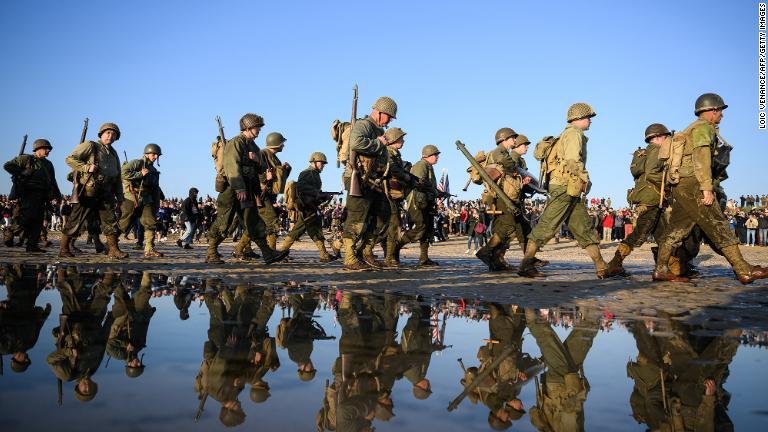 Ｄデーの式典で軍服のレプリカを着る人々＝６日、仏ノルマンディー/Loic Venance/AFP/Getty Images