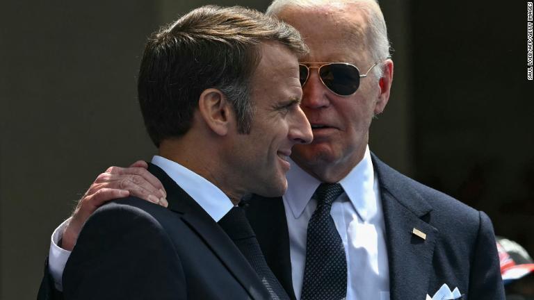フランスのマクロン大統領（左）と米国のバイデン大統領/Saul Loeb/AFP/Getty Images