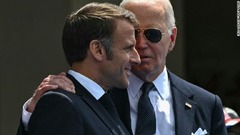 フランスのマクロン大統領（左）と米国のバイデン大統領