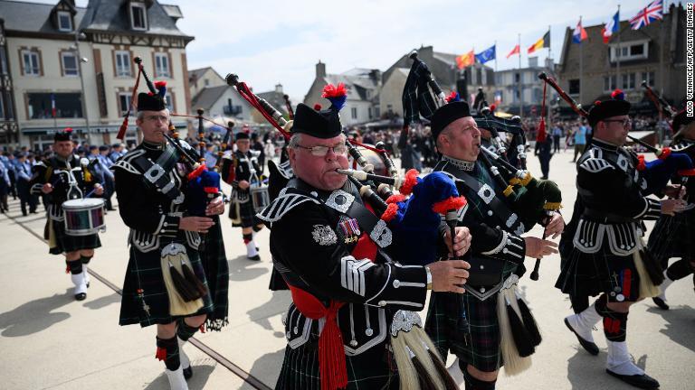 英退役軍人のパレードで音楽隊が演奏する様子＝６日/Loic Venance/AFP/Getty Images