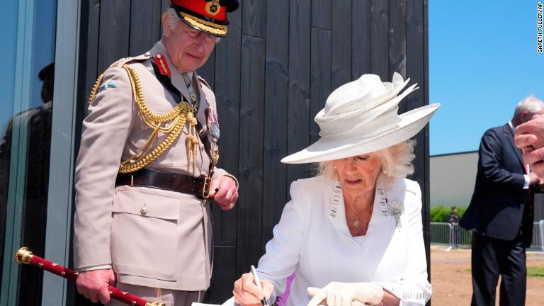 ウィンストン・チャーチル教育学習センターの正式開設に合わせゲストブックに署名する英チャールズ国王（左）とカミラ王妃/Gareth Fuller/AP