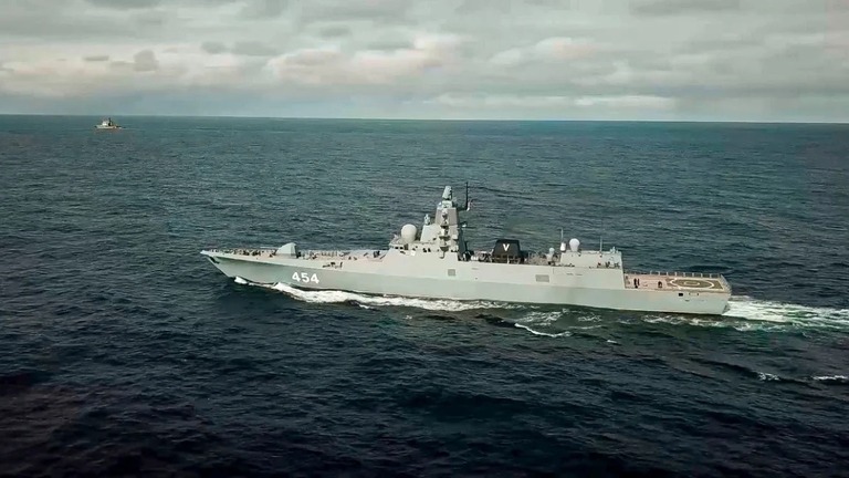 ロシア軍が公開した大西洋で防空演習をする同軍フリゲート艦「ゴルシコフ」の画像/Russian Defense Ministry Press Service/AP