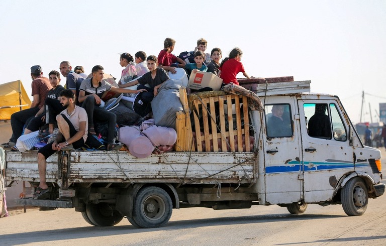 パレスチナ自治区ガザ地区ラファを離れるパレスチナの人々＝７日/Hatem Khaled/Reuters