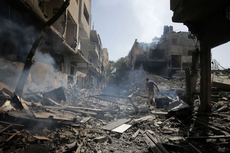 イスラエル軍の攻撃によって破壊されたヌセイラトの難民キャンプ/Jehad Alshrafi/AP