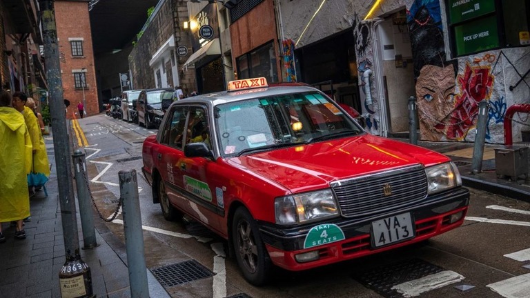 信号が変わるのを待つタクシー＝５月、香港/Noemi Cassanelli/CNN