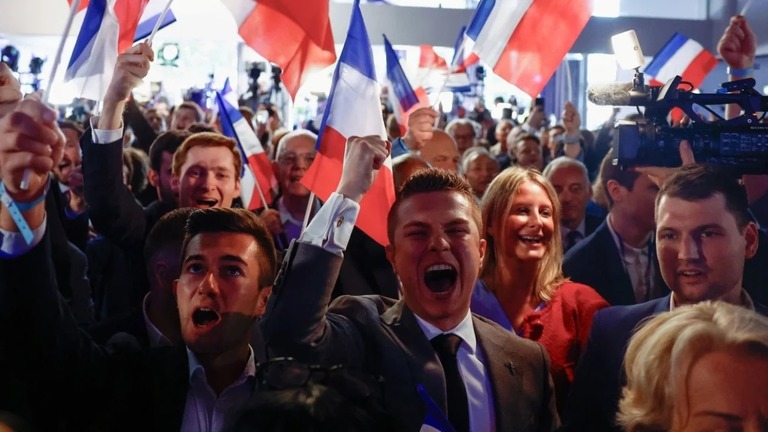 投票所の締め切り後、喜びに沸く右翼「国民連合（ＲＮ）」支持者＝９日、フランス首都パリ/Sarah Meyssonnier/Reuters