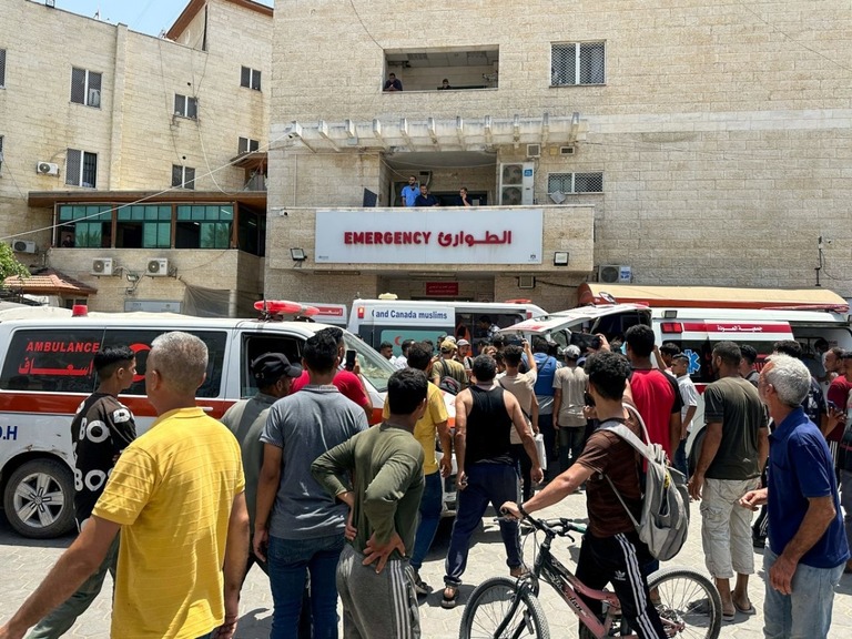 アクサ病院前に集まる人々＝８日、デイルアルバラ/Doaa Rouqa/Reuters