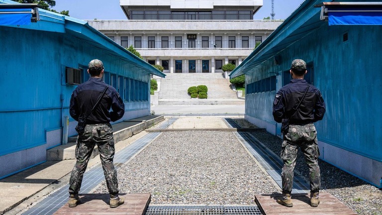 韓国と北朝鮮を隔てる非武装地帯（ＤＭＺ）で北朝鮮側を向いて警備する韓国軍兵士/Anthony Wallace/AFP/ Getty Images