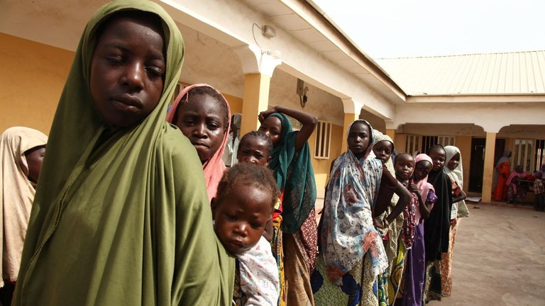 ２０１５年５月、ボコ・ハラムから軍によって救出された少女たち/Emmanuel Arewa/AFP/Getty Images