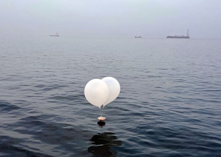 北朝鮮から飛ばされたとみられる風船が仁川沖の海上を飛んでいる/Yonhap News Agency/Reuters via CNN Newsource