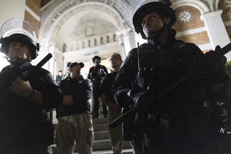 ＵＣＬＡのホール前で親パレスチナ派の抗議参加者と対峙する大学警察/Etienne Laurent/AFP/Getty Images via CNN Newsource