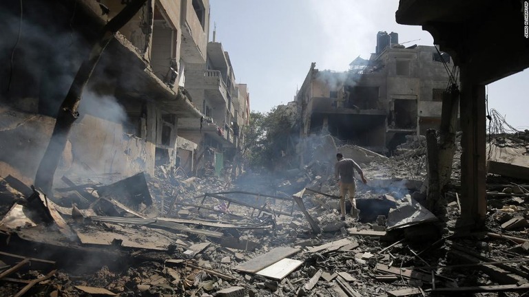 イスラエル軍による爆撃で破壊されたガザ地区中部ヌセイラト難民キャンプの様子/Jehad Alshrafi/AP