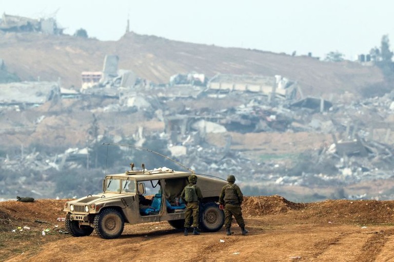 イスラエルとガザの境界を巡回するイスラエル軍の兵士＝２０２３年１２月２７日撮影/ JACK GUEZ /AFP via Getty Images