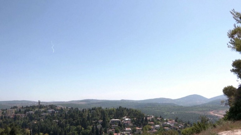 イスラエル北部の上空にレバノン領内から大量のロケット弾が飛来した/Reuters
