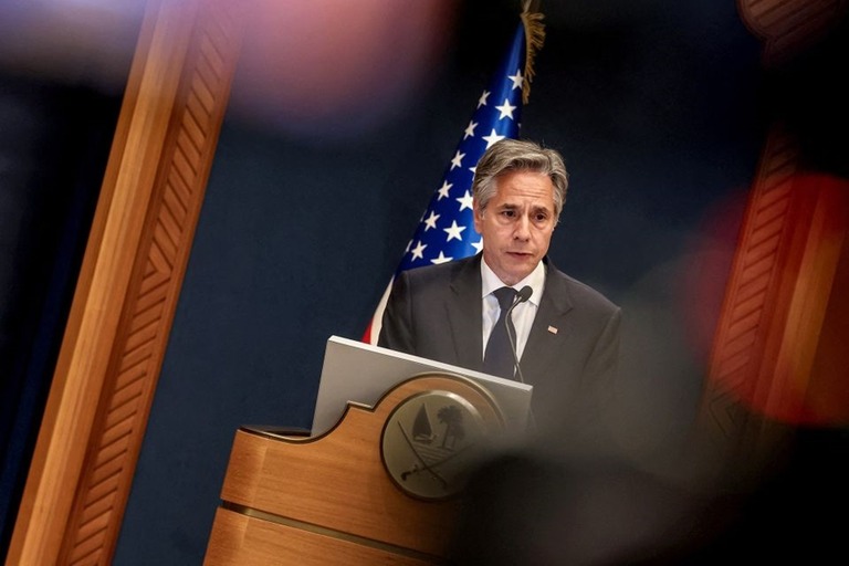 記者会見を行うブリンケン米国務長官＝１２日、カタール・ドーハ/Karim Jaafar/AFP/Getty Images