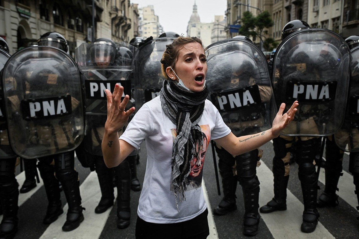 抗議活動を行うデモ参加者＝１２日、アルゼンチン国会議事堂付近/Mariana Nedelcu/Reuters 