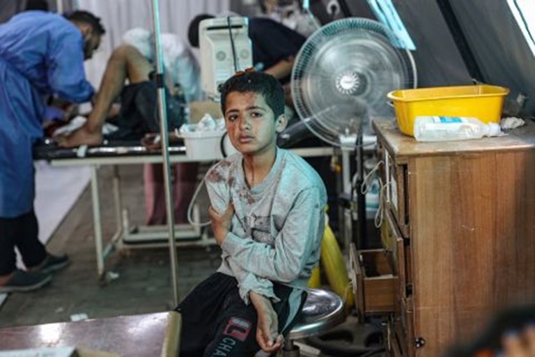 イスラエル軍の攻撃により負傷したパレスチナ人の少年＝５月７日、パレスチナ自治区ガザ最南部ラファ/AFP/Getty Images