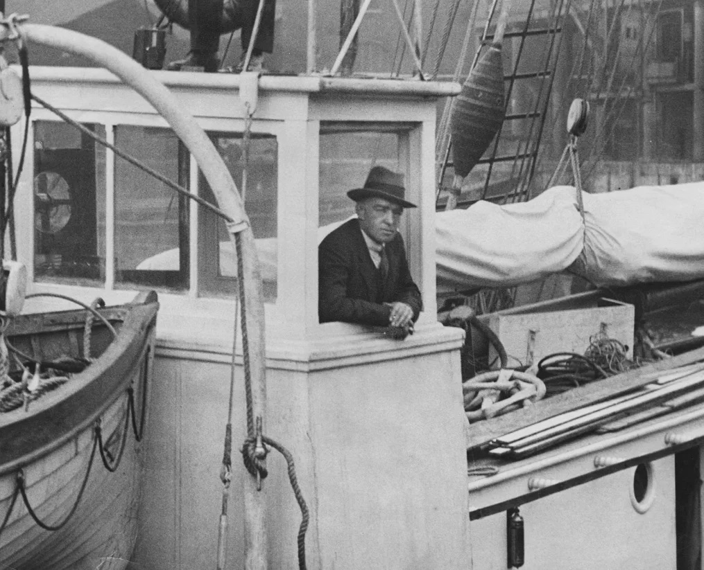 1921 年 9 月，沙克尔顿登上探索号离开伦敦港/中央新闻社/赫尔顿档案馆/盖蒂图片社