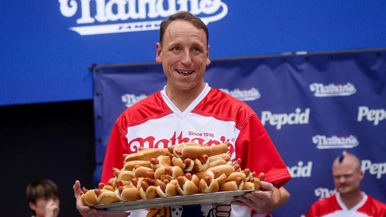 ホットドッグ早食い大会に出場したジョーイ・チェスナットさん＝２０２３年７月３日、米ニューヨーク市/Brendan McDermid/Reuters/File