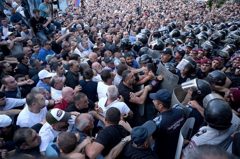 地元警察と衝突する反政府デモ参加者＝１２日、アルメニア・エレバンの国会議事堂前/Karen Minasyan/AFP/Getty Images 