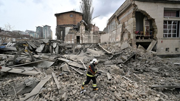 ミサイル攻撃を受けたウクライナ・キーウで、作業に当たる救急要員/Sergi Supinsky/AFP/Getty Images