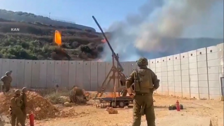 中世式のカタパルトで火のついた球体をレバノンに向けて打ち込むイスラエル軍/KAN