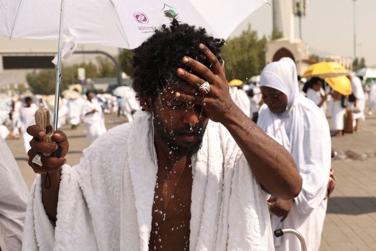 暑さのため頭に水をかける巡礼者＝１５日、サウジアラビア/Fadel Senna/AFP/Getty Images