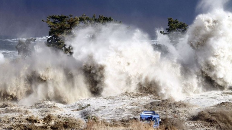 海岸に打ち寄せる津波＝２０１１年３月、福島県/Jiji Press/AFP/Getty Images