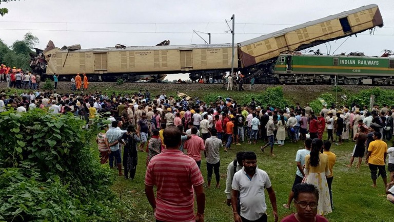 インド西ベンガル州で貨物列車と旅客列車が衝突した/Diptendu Dutta/AFP/Getty Images