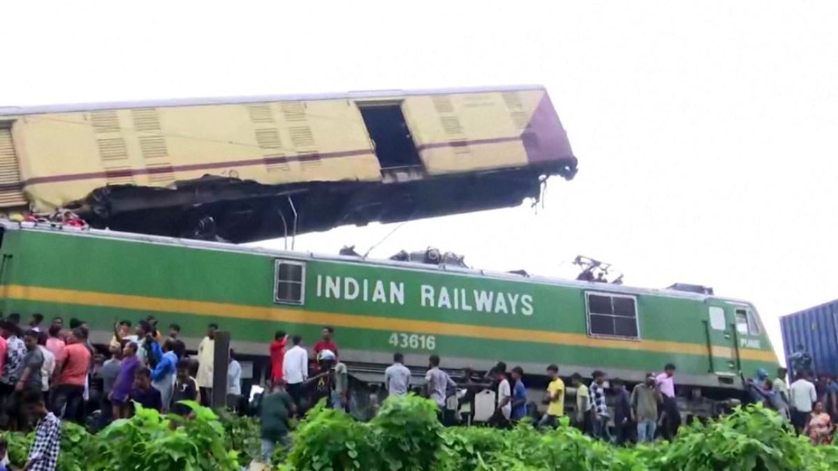 破損した列車の周囲に集まった人々/ANI/Reuters
