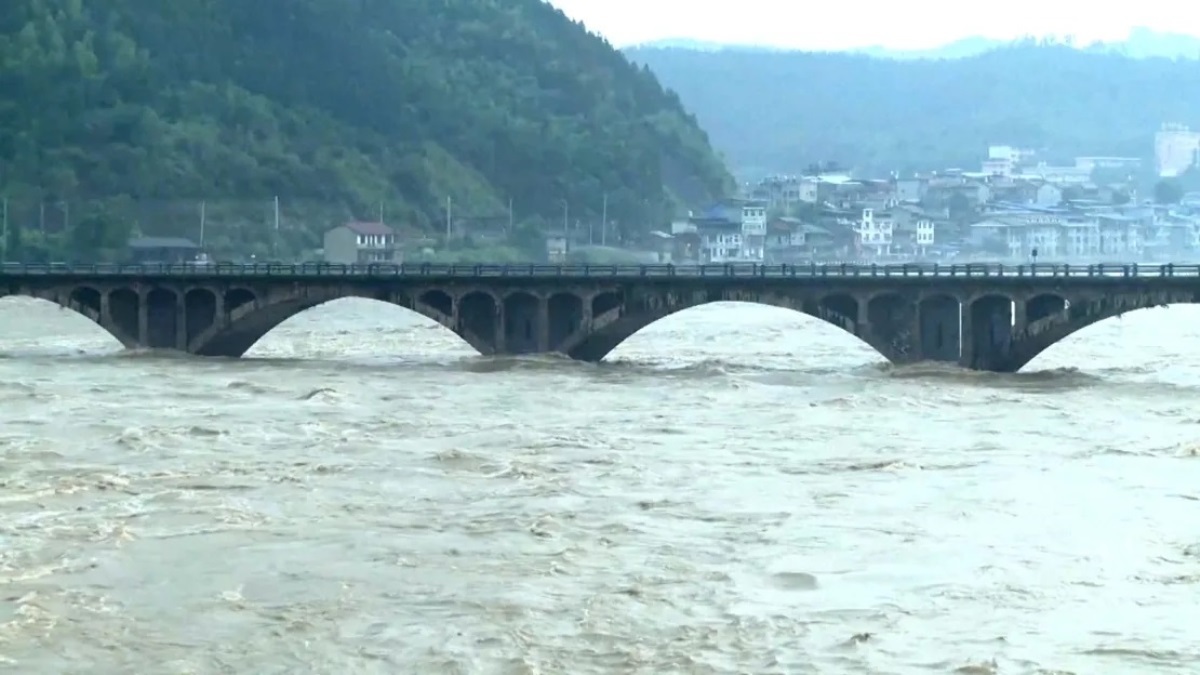水位が上昇して橋に届きそうになっている河川/CCTV