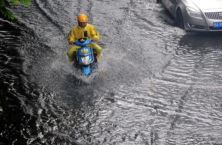 大雨により冠水した道路＝１６日、福建省福州市/Zhang Bin/China News Service/VCG/Getty Images